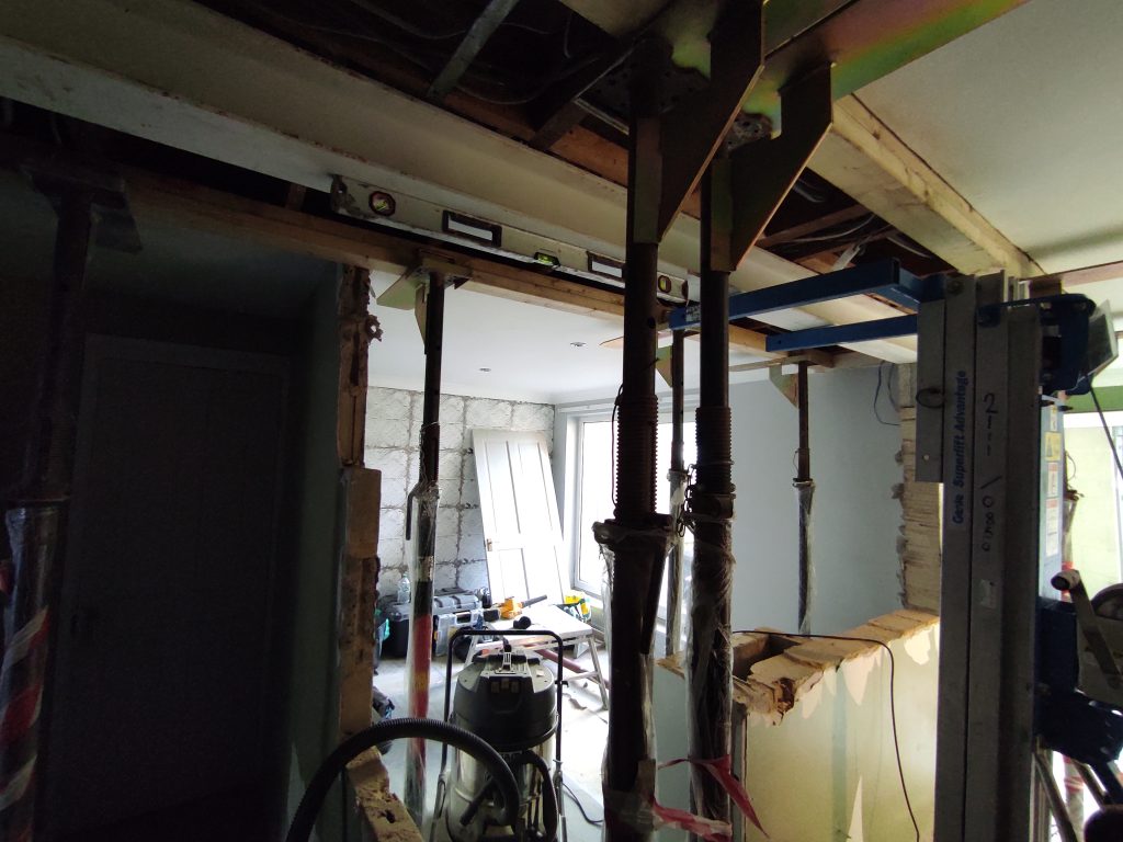Temporary structural supports during open-plan reconfiguration works